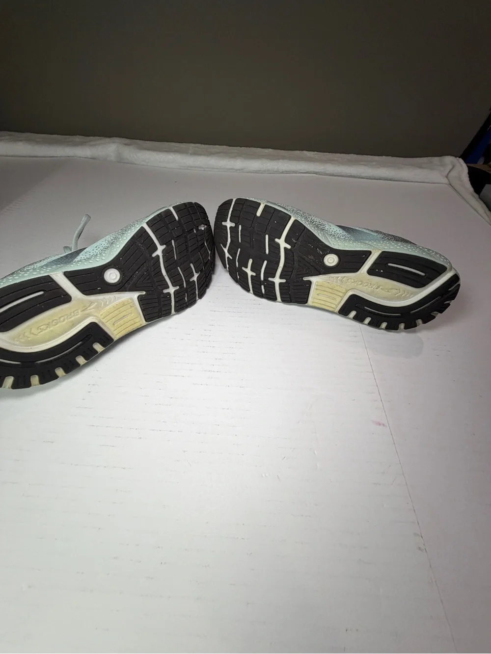 Brooks Mint Green men’s Running Shoes excellent condition